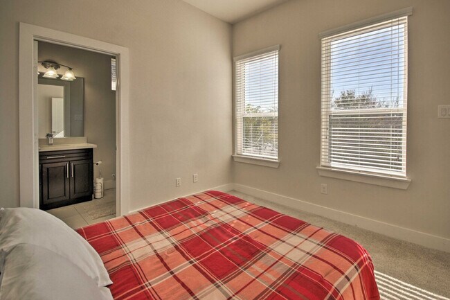 Building Photo - 2107 Stuart St