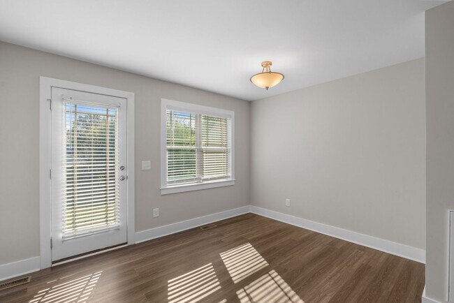 Building Photo - 2 Bedroom 2 Bathroom Town Home Close Proximity To Campbell