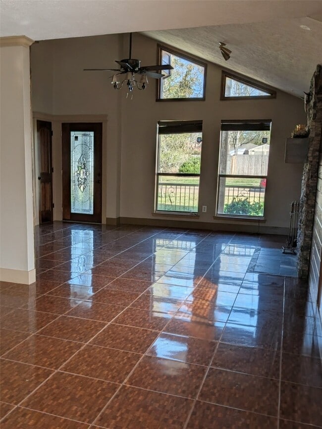 Building Photo - 807 Poppets Way