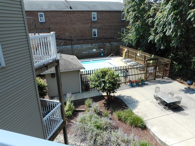 Building Photo - 204 Seneca Way