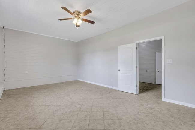 Building Photo - $500.00 OFF FIRST MONTHS RENT!!!!!