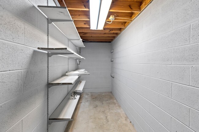 Building Photo - 555 Benson Dr