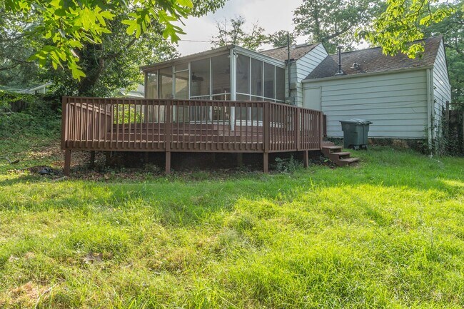 Building Photo - 3 bedroom Signal Mountain Charmer!