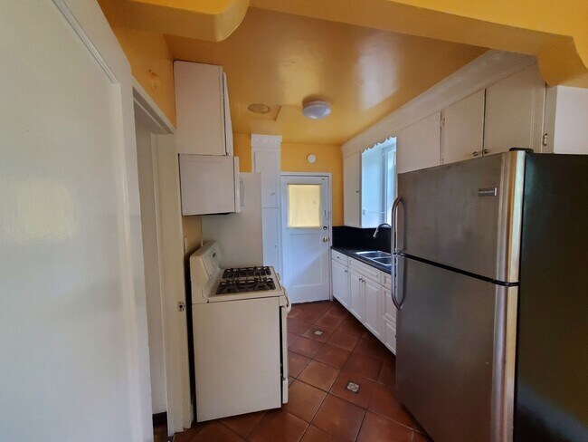 Building Photo - Charming 1 Bedroom/1 Bath Apartment for Rent