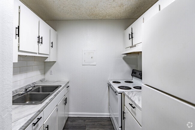 1BA, 1BR - 700SF - Kitchen - Pike Place Apartments