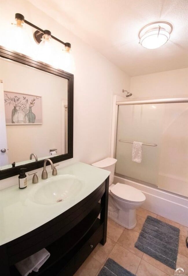 Main floor bathroom - 1524 Foxfire Dr