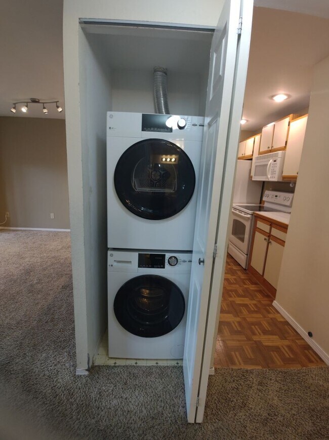 Building Photo - Well-Maintained 1BR Condo Near North Seattle College with Parking & Storage