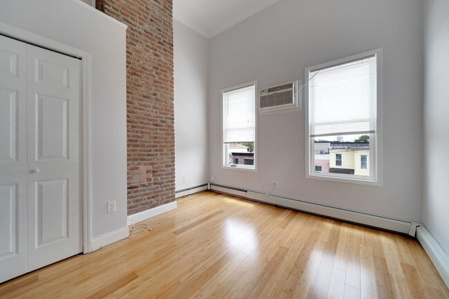 Building Photo - 132 Lincoln St