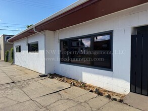 Building Photo - 105 W Walnut St