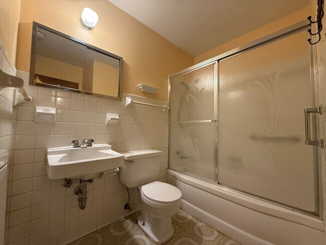 Building Photo - 5008 Valley Ln