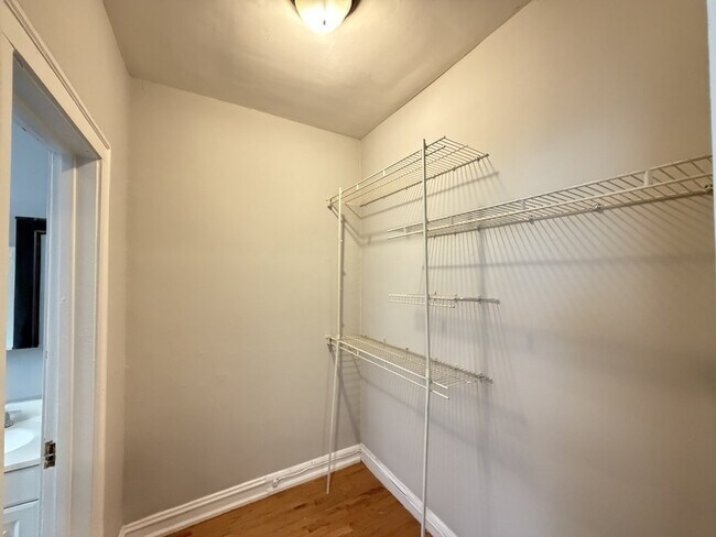 Building Photo - 2827 N Burling St
