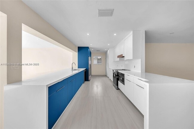 Building Photo - 5020 SW 92nd Ave