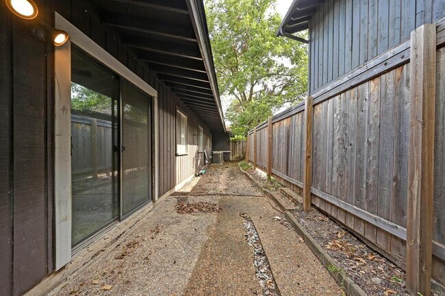 Building Photo - 3002 Windsor Rd