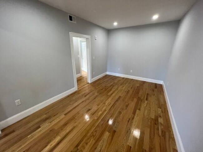 Building Photo - Beautiful Porter/Harvard 2 bedroom apartme...