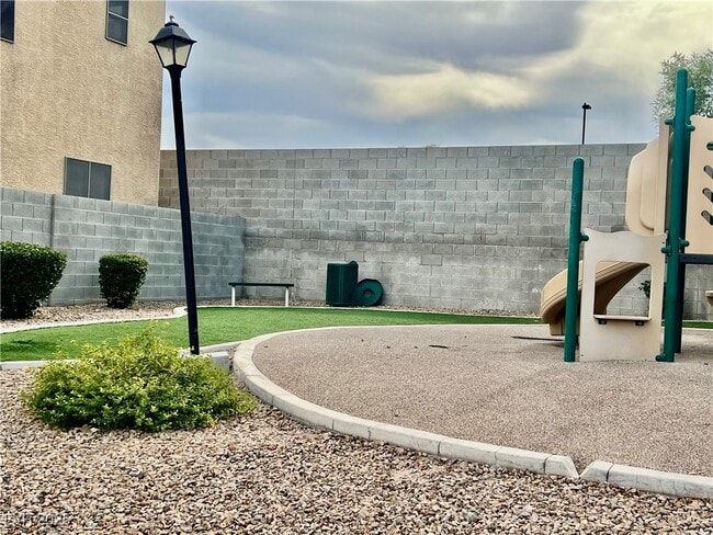 Building Photo - 1324 Sun Village Ave