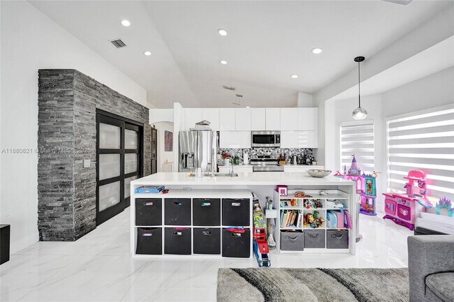 Building Photo - 4955 SW 33rd Ave