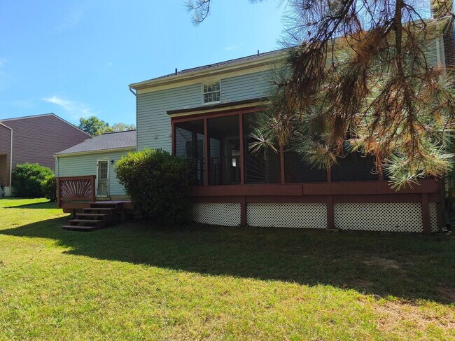 Building Photo - Inviting Townhome in Sterling with Spaciou...