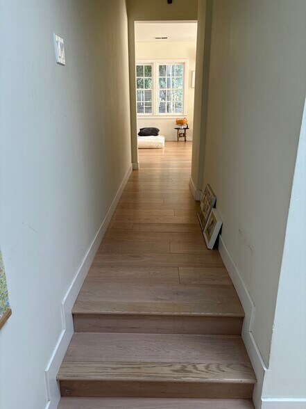 Building Photo - 607 S Beachwood Dr
