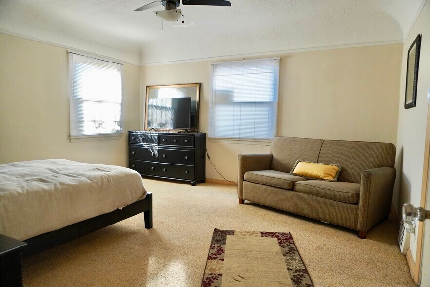 Building Photo - 1224 S Longwood Ave