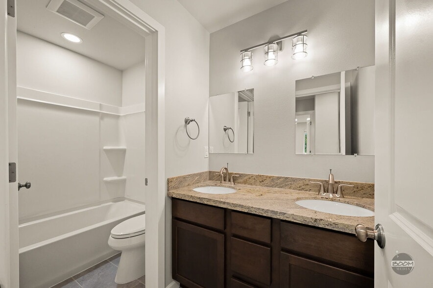 Building Photo - 1501 N Sunny Hill Cir