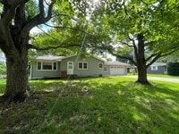 Building Photo - Beautiful 3 Bedroom Home in Normal!