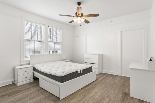 Building Photo - Fresh and elegant 5 Bedroom ONE BLOCK from...