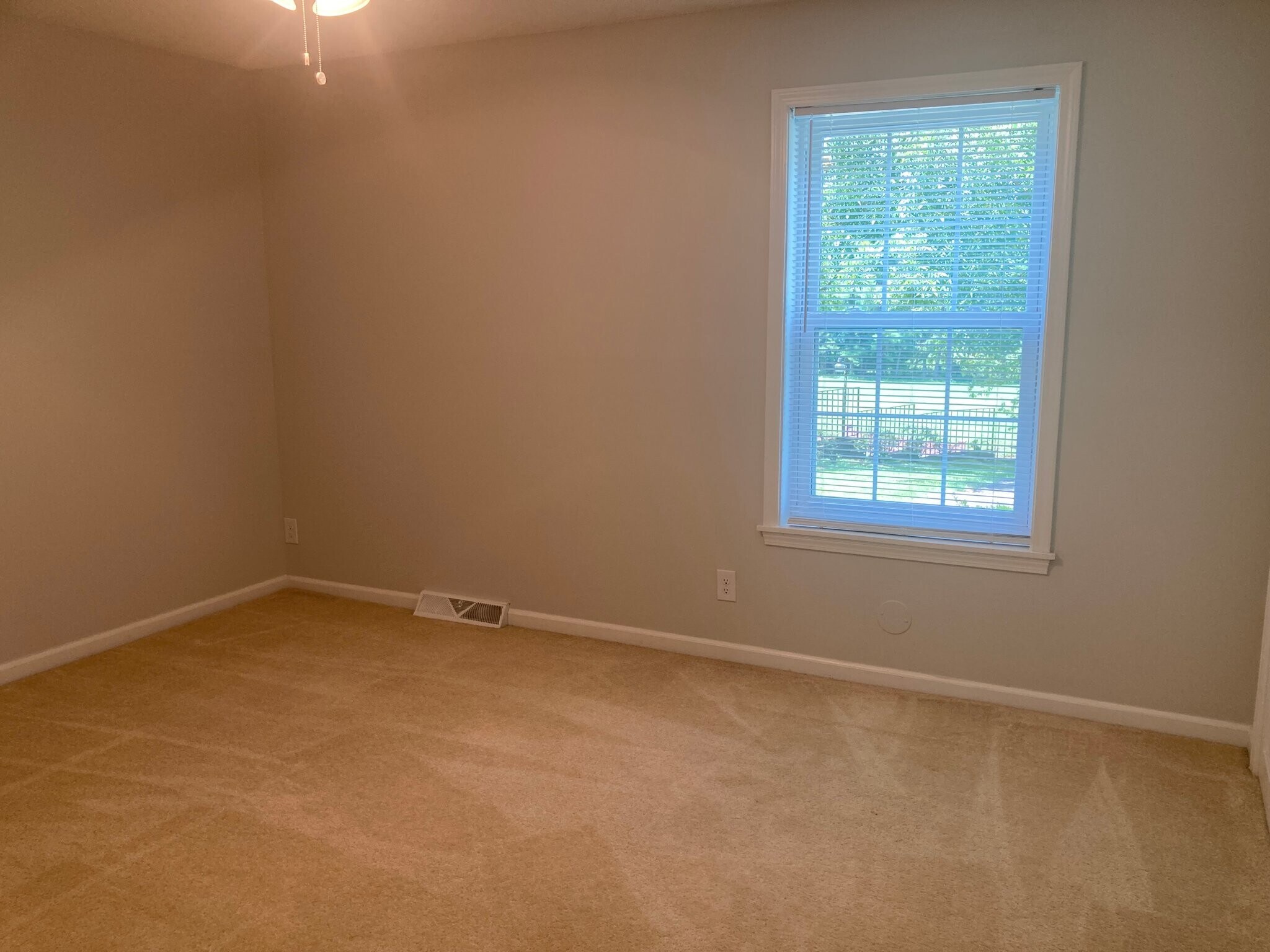 Building Photo - 611 E Mountcastle Dr