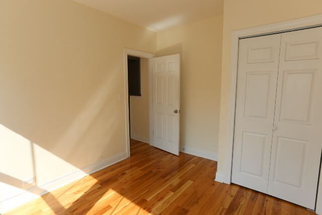 Building Photo - 633 W Cornelia Ave