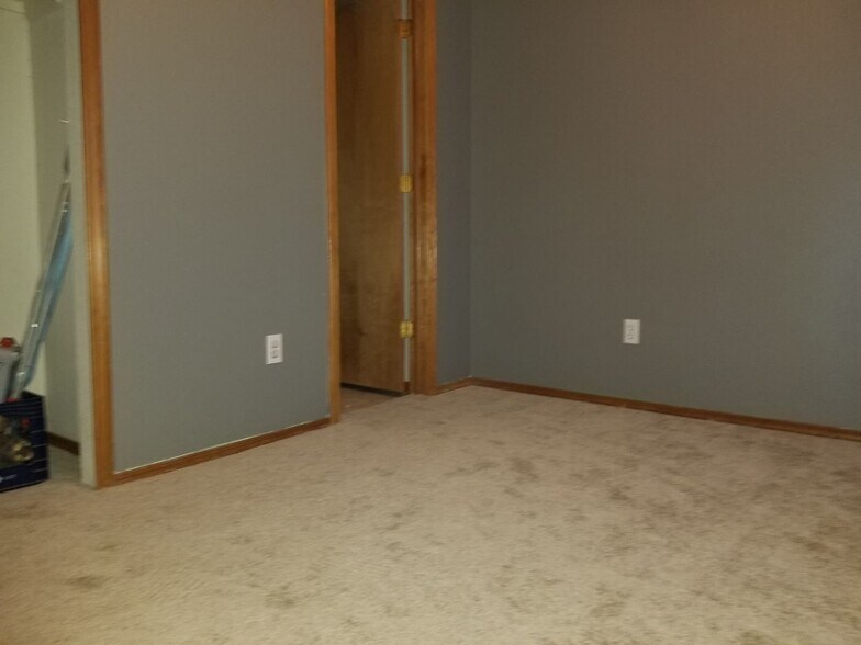 Building Photo - 1376 Coolcrest Dr
