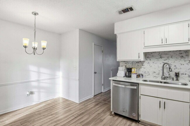 Building Photo - "Charming 2-Bed Townhouse Retreat in Fort Walton Beach – Perfect Comfort in 967 Sq Ft!"