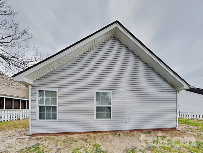Building Photo - 524 Chisolm Way