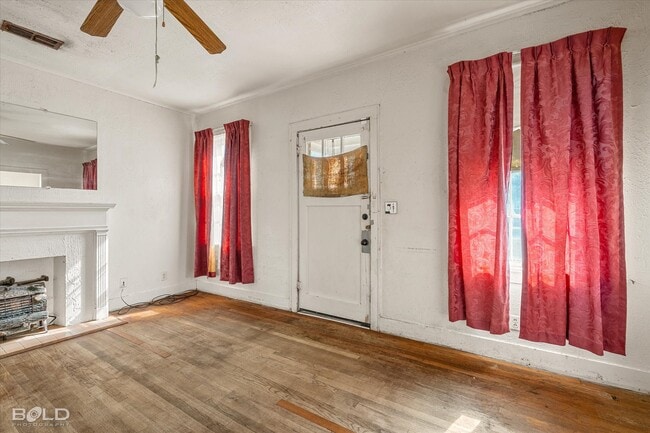 Building Photo - 3814 Lakeshore Dr