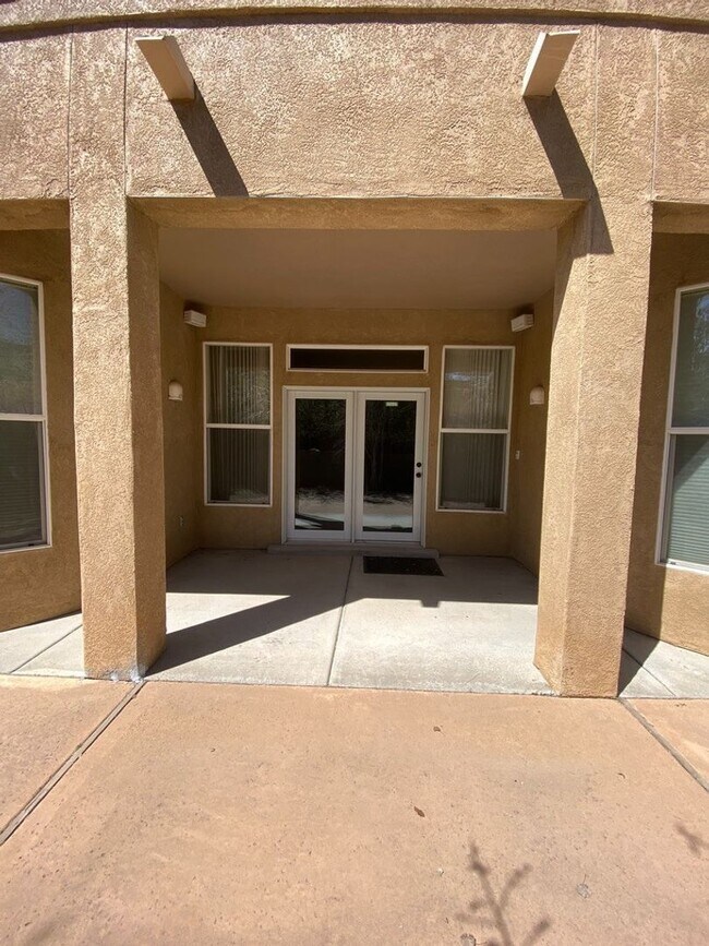 Building Photo - Beautiful 4 bedroom 3.75 bath in gated com...