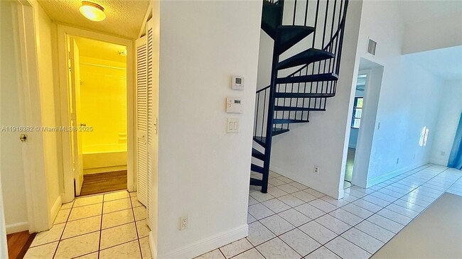 Building Photo - 6969 SW 36th Dr