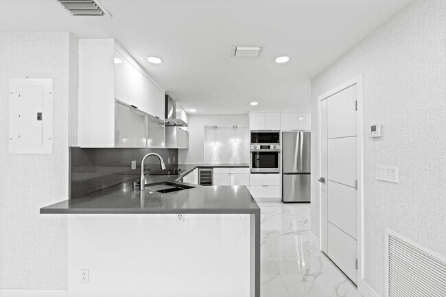Building Photo - 5341 N Andrews Ave