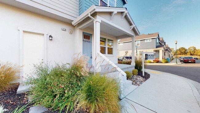 Primary Photo - Beautiful 3 Bedroom 3 Full bath with 1 Car...