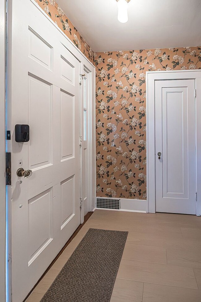 Building Photo - Quaint 4 bedroom Erie Home with Central Air & Garage Parking