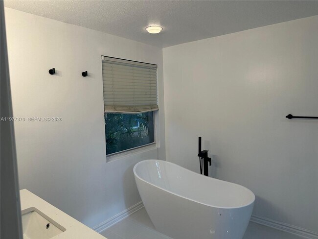 Building Photo - 725 Navarre Ave