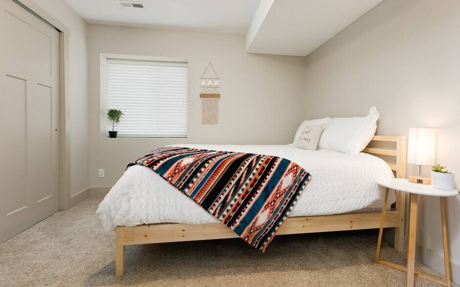 Building Photo - 913 Columbine Ave