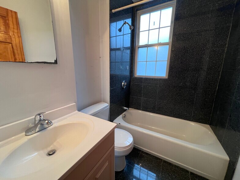 Building Photo - 18 Glenville Ave