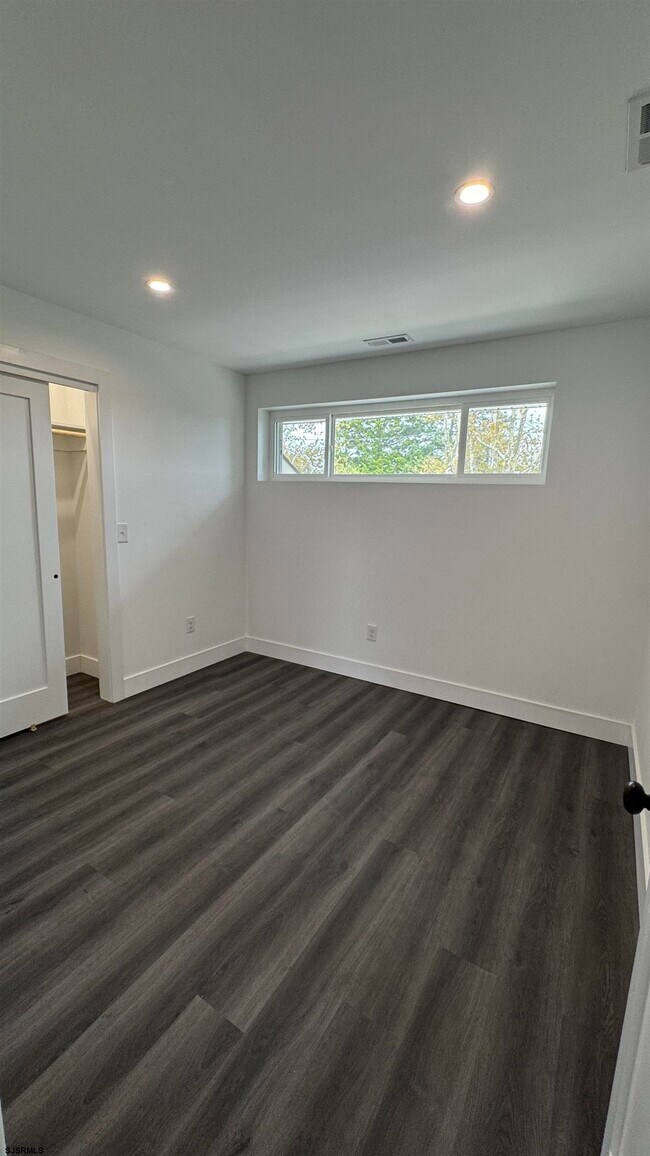 Building Photo - 566 N Elberon Ave