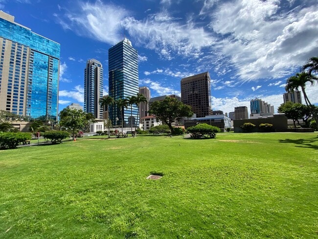 Building Photo - Updated 1 bed, 1 bath, 1 parking unit in K...