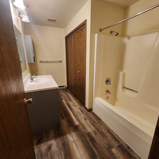 Building Photo - 3218 Oak Knoll Dr