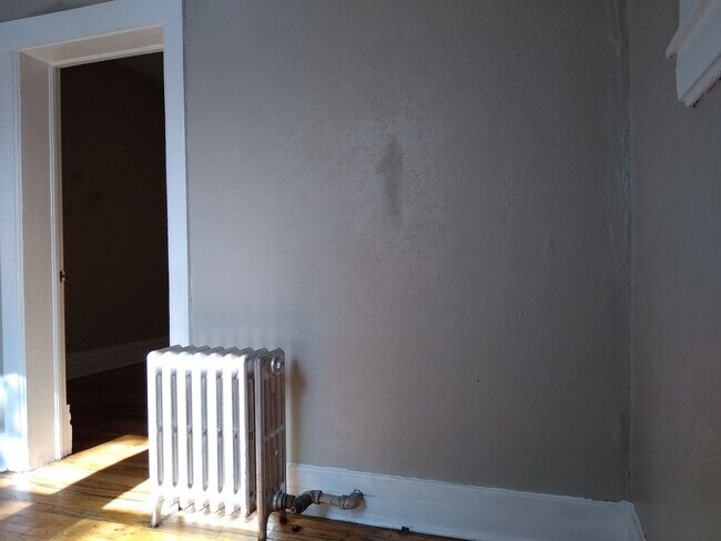 Building Photo - Charming Cap Hill 1 Bedroom w/ Claw Foot Tub