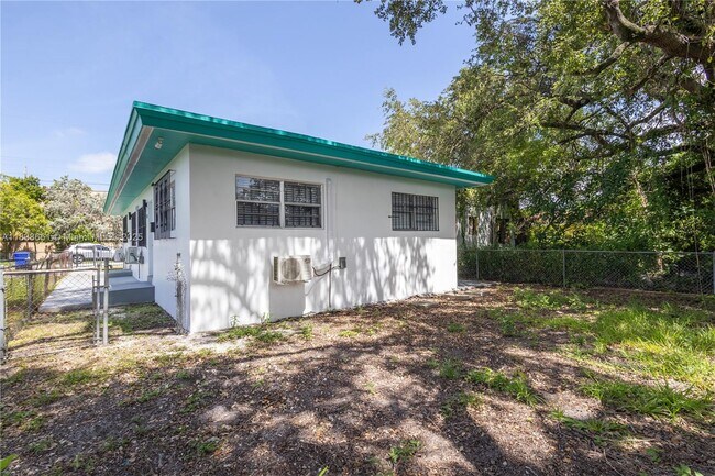 Building Photo - 7010 NW 5th Pl