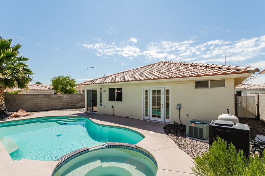 Building Photo - 8904 Dolente Ave