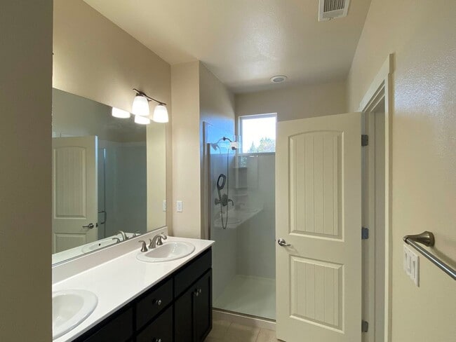 Building Photo - Available soon is the IDEAL TOWNHOUSE for ...