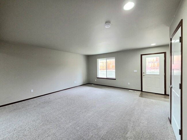 Building Photo - 3-Bed, 2.5-Bath Townhome w/ 2-Car Garage