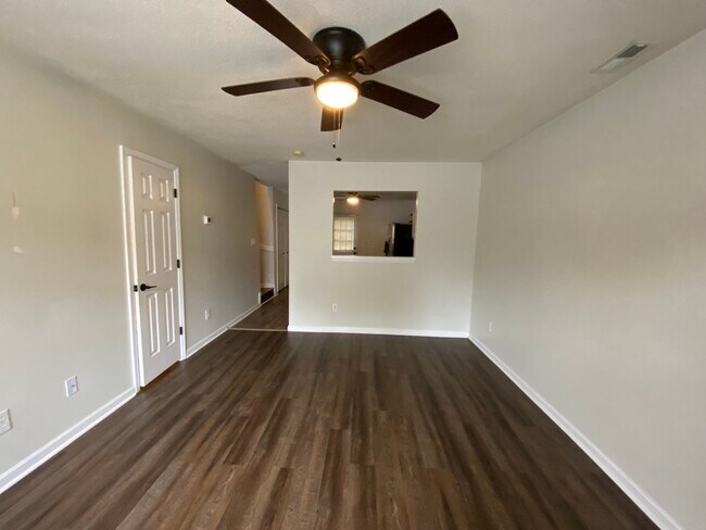 Building Photo - Updated 2 bedroom Townhome for Rent