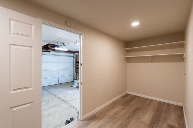Building Photo - 1525 Jasmine Way